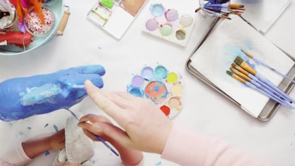 Passo Passo Mãe Filha Decorando Papel Mache Unicórnio Juntos — Vídeo de Stock