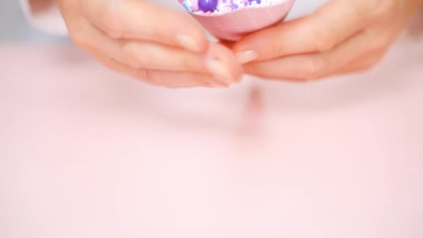 Colorida Mezcla Espolvorear Púrpura Sobre Fondo Rosa — Vídeo de stock