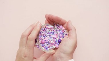 Pembe bir arka plan üzerinde renkli mor serpin karışım.