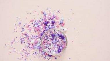 Pembe bir arka plan üzerinde renkli mor serpin karışım.