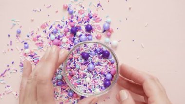 Pembe bir arka plan üzerinde renkli mor serpin karışım.