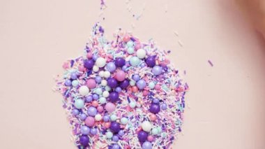 Pembe bir arka plan üzerinde renkli mor serpin karışım.