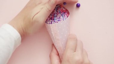 Pembe bir arka plan üzerinde renkli mor serpin karışım.