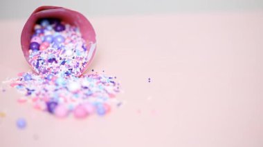 Pembe bir arka plan üzerinde renkli pembe serpin karışım