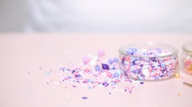 Pembe bir arka plan üzerinde renkli serpin karışım