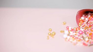 Pembe bir arka plan üzerinde renkli serpin karışım