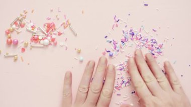 Pembe bir arka plan üzerinde renkli serpin karışım