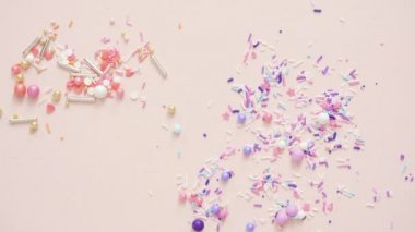 Pembe bir arka plan üzerinde renkli serpin karışım