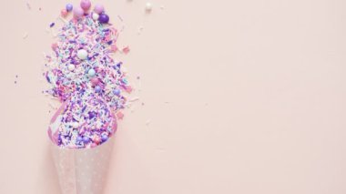 Pembe bir arka plan üzerinde renkli serpin karışım