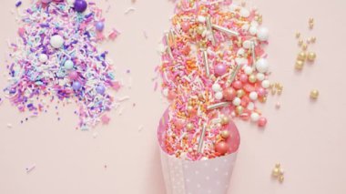 Pembe bir arka plan üzerinde renkli serpin karışım