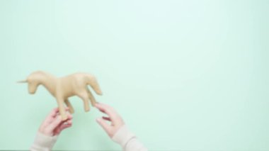 Çocuklar sanat ve el sanatları projesi için bitmemiş kağıt mache tek boynuzlu at