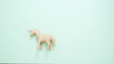 Çocuklar sanat ve el sanatları projesi için bitmemiş kağıt mache tek boynuzlu at