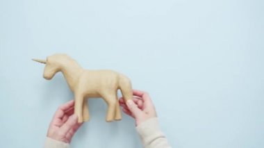 Çocuklar sanat ve el sanatları projesi için bitmemiş kağıt mache tek boynuzlu at