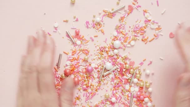 ピンクの背景のピンクのカラフルなスプリンクル ブレンド — ストック動画