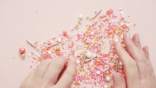 ピンクの背景のピンクのカラフルなスプリンクル ブレンド — ストック動画