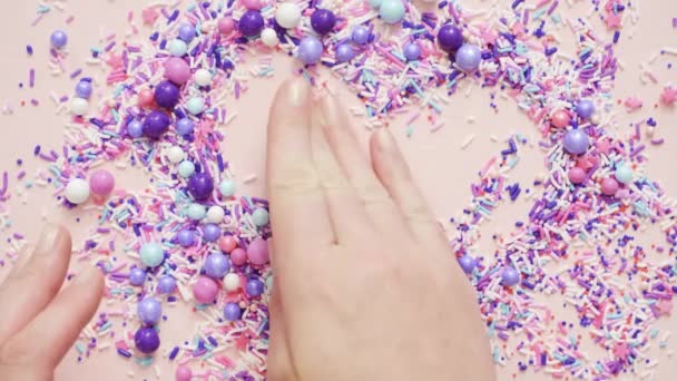 Colorida Mezcla Espolvorear Púrpura Sobre Fondo Rosa — Vídeos de Stock