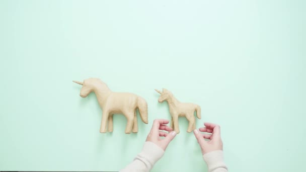 Onvoltooide Papier Mache Unicorn Voor Kinderen Kunst Ambachtelijke Project — Stockvideo