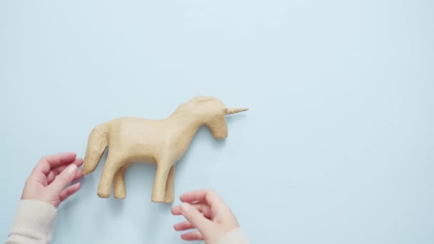 Onvoltooide Papier Mache Unicorn Voor Kinderen Kunst Ambachtelijke Project — Stockvideo