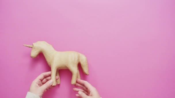 Oavslutade Papper Mache Unicorn För Barn Konst Och Hantverk Projekt — Stockvideo