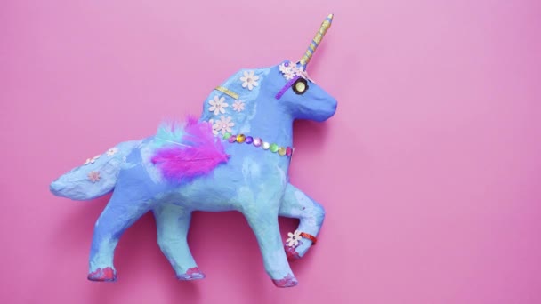 Kids Craft Geschilderd Blauw Versierd Met Juwelen Veren Papier Mache — Stockvideo