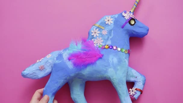 孩子们的手艺 彩绘蓝色和装饰的宝石和羽毛纸纸浆的独角兽 — 图库视频影像
