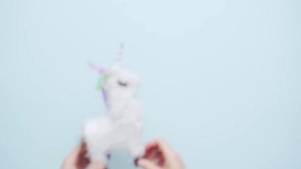 Kleine Unicorn Pinata Voor Kids Verjaardagsfeest — Stockvideo