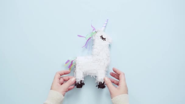 Pequeña Piñata Unicornio Para Fiesta Cumpleaños Niños — Vídeo de stock