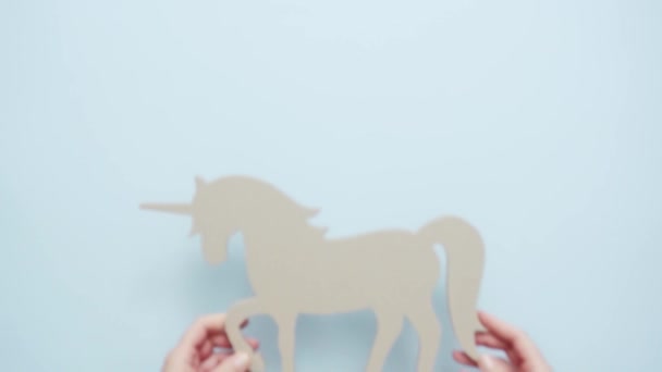 Unicorno Incompiuto Ritagliato Sfondo Blu — Video Stock