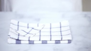 Mermer yüzey üzerinde mavi ve beyaz desenli kağıt havlu katlama