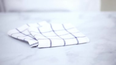 Mermer yüzey üzerinde mavi ve beyaz desenli kağıt havlu katlama