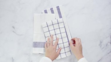 Mermer yüzey üzerinde mavi ve beyaz desenli kağıt havlu katlama