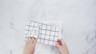 Mermer yüzey üzerinde mavi ve beyaz desenli kağıt havlu katlama