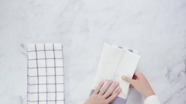 Mermer yüzey üzerinde mavi ve beyaz desenli kağıt havlu katlama