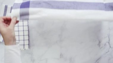 Mermer yüzey üzerinde mavi ve beyaz desenli kağıt havlu katlama