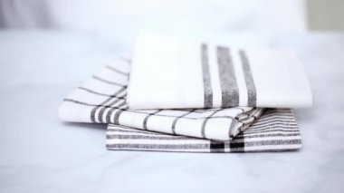 Mermer yüzey üzerinde blck ve beyaz desenli kağıt havlu katlama