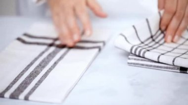 Mermer yüzey üzerinde blck ve beyaz desenli kağıt havlu katlama