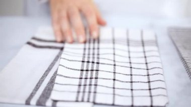 Mermer yüzey üzerinde blck ve beyaz desenli kağıt havlu katlama