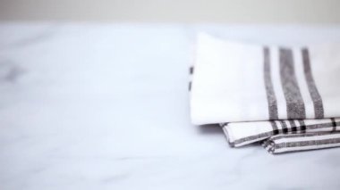 Mermer yüzey üzerinde blck ve beyaz desenli kağıt havlu katlama