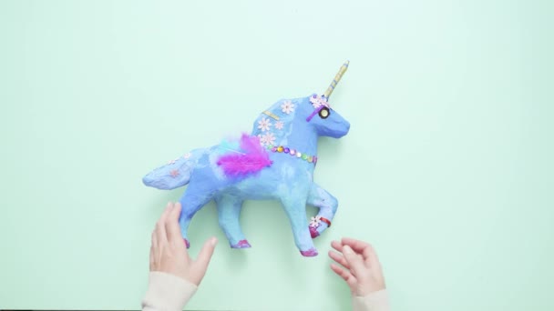 Artigianato Bambini Dipinto Blu Decorato Con Gioielli Piume Unicorno Cartapesta — Video Stock