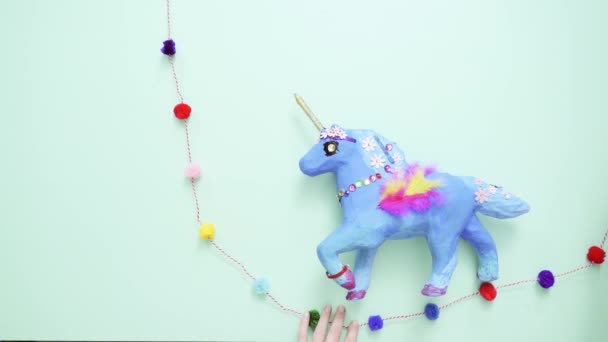 Çocuklar Sanatları Mavi Mücevher Tüyler Kağıt Mache Unicorn Ile Dekore — Stok video