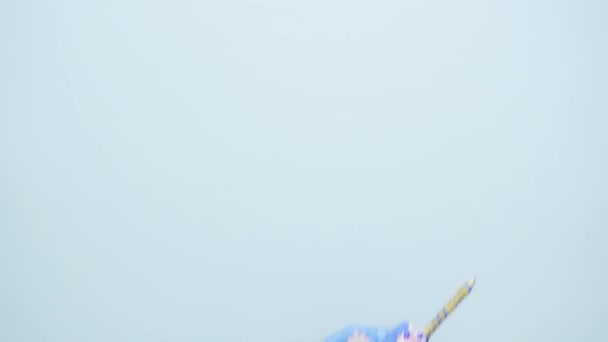Дитяче Ремесло Розфарбований Синій Прикрашений Коштовностями Пір Папір Маха Єдиноріг — стокове відео