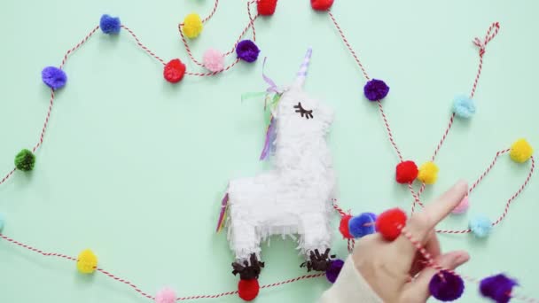 Malé Jednorožec Pinata Pro Děti Narozeninovou Oslavu — Stock video