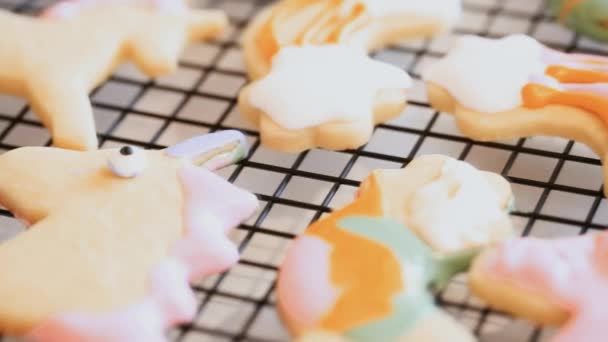 Artisanat Pour Enfants Décoré Biscuits Royaux Licorne Sur Grille Séchage — Video