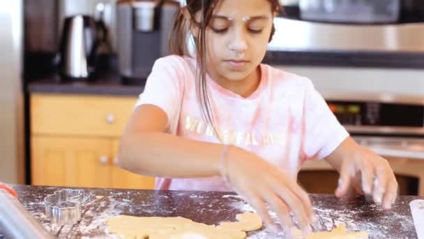 Niña Desplegándose Cortando Galletas Azúcar Unicornio — Vídeos de Stock