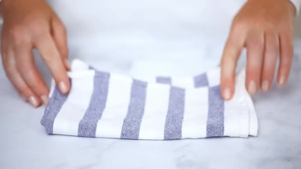 Blauwe Witte Patroon Papieren Handdoeken Vouwen Marmeren Oppervlak — Stockvideo