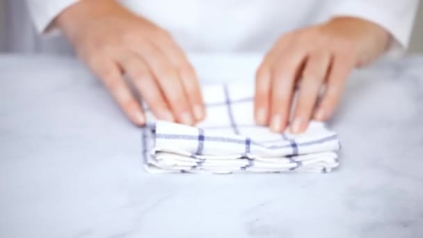 Skládání Modro Bílé Vzorované Papírové Ručníky Mramor Povrch — Stock video