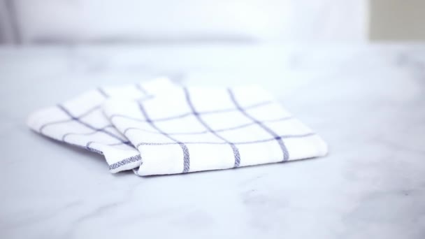 Skládání Modro Bílé Vzorované Papírové Ručníky Mramor Povrch — Stock video