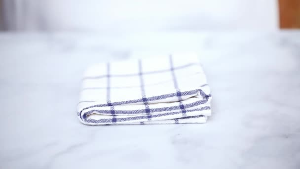 大理石表面折叠蓝白色花纹纸巾 — 图库视频影像