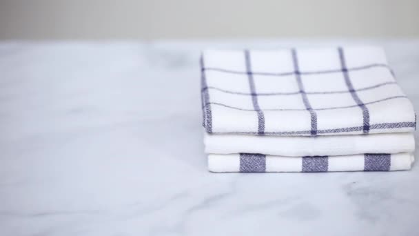 Toalhas Papel Estampadas Azuis Brancas Dobráveis Superfície Mármore — Vídeo de Stock