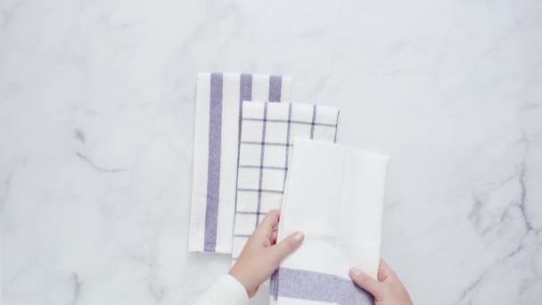 Toallas Papel Con Dibujos Azules Blancos Plegables Superficie Mármol — Vídeos de Stock